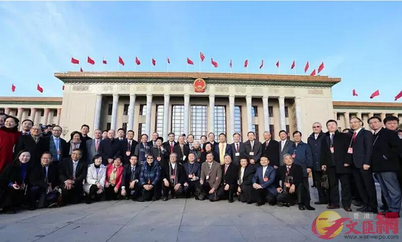 港区全国人大代表、全国政协委员在人民大会堂前合影（记者何嘉骏摄）