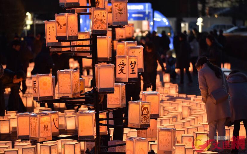 民众点亮纸灯笼，悼念东日本大地震遇难者。