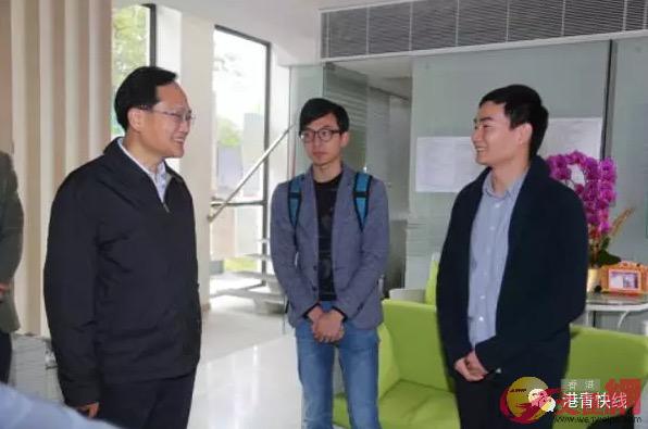 中联办副主任陈冬（左一）与新青会大学生会员交谈（中联办网站）