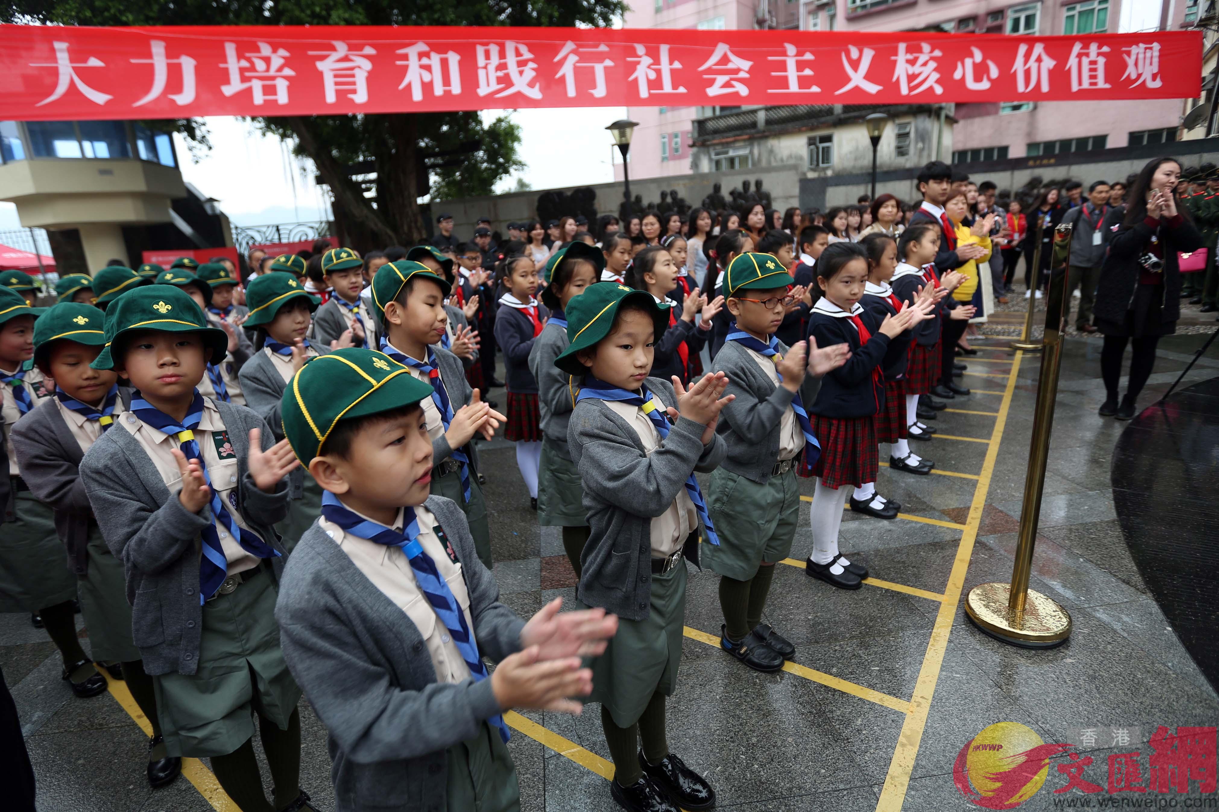 深港两地的小学生共同诵读了经典文章《满江红》、《少年中国说》。记者 郭若溪摄 