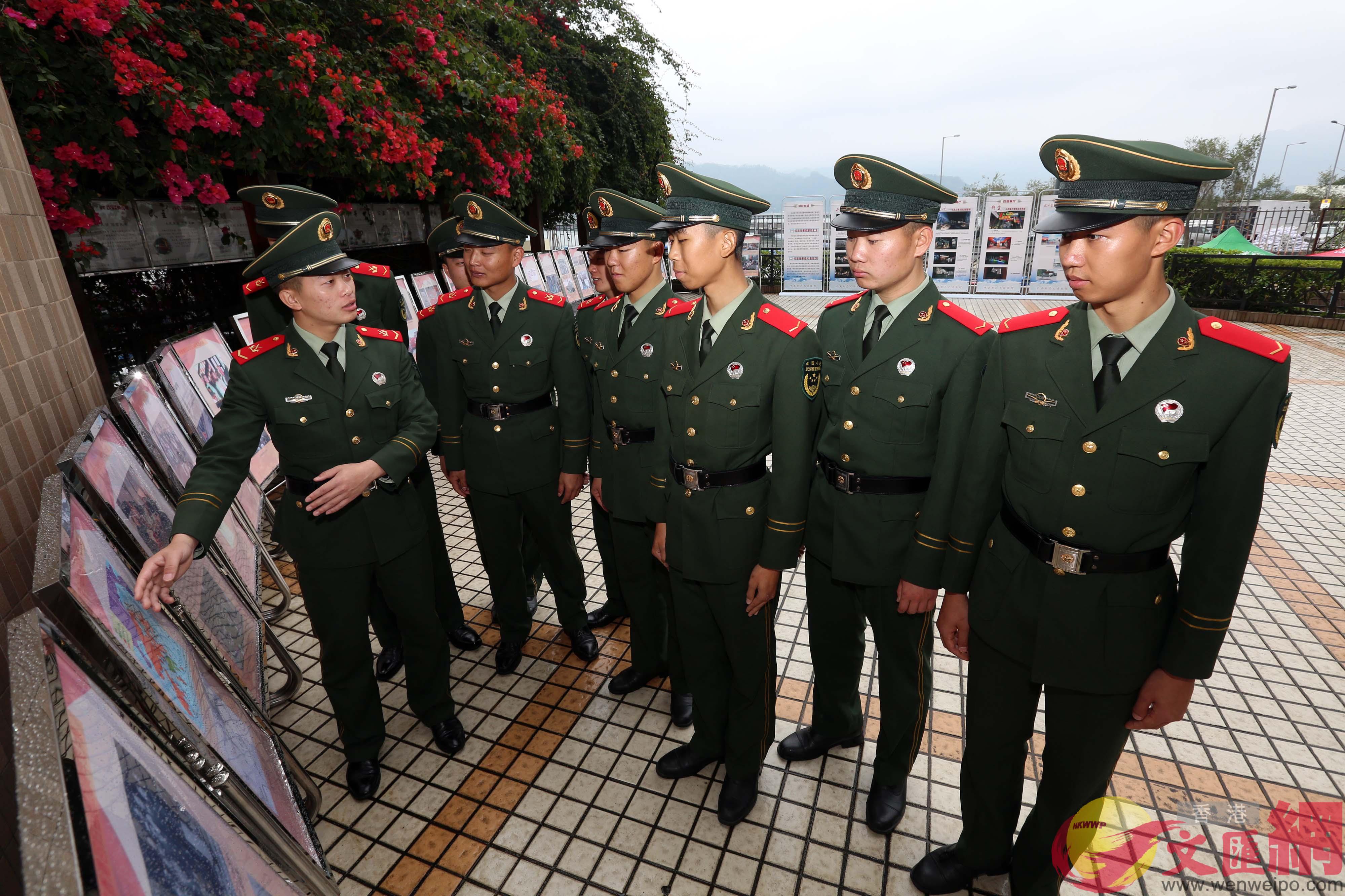 沙头角模范中队官兵参观纪念香港回归20周年主题展览。 记者 郭若溪摄