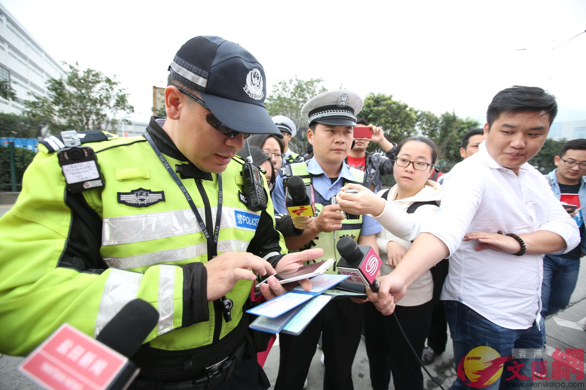 交警在开鸣笛处罚决定书。记者郭若溪摄