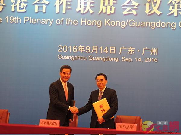 2016年粤港联席会议后，梁振英与朱小丹代表粤港两地政府签署《粤港携手参与国家「一带一路」建设合作意见书》。