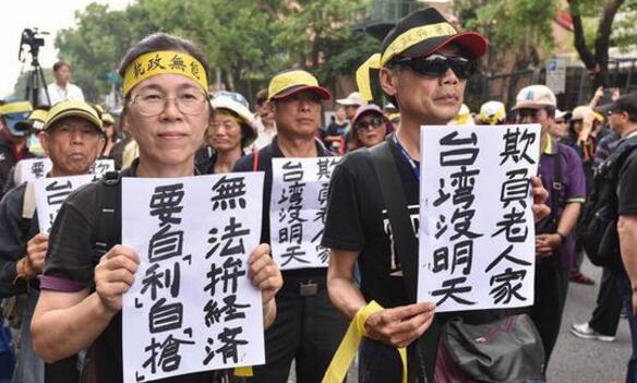 19日，反對蔡當局年金改革的台灣民眾包圍台「立法院」。