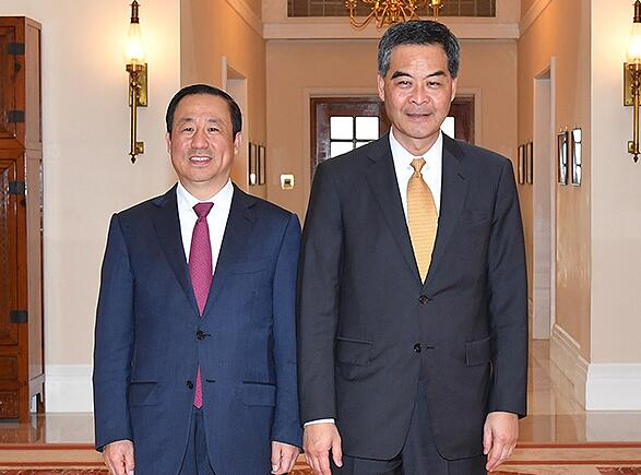 行政长官梁振英（右）与湖南省省长许达哲就双方共同关心的课题交换意见。