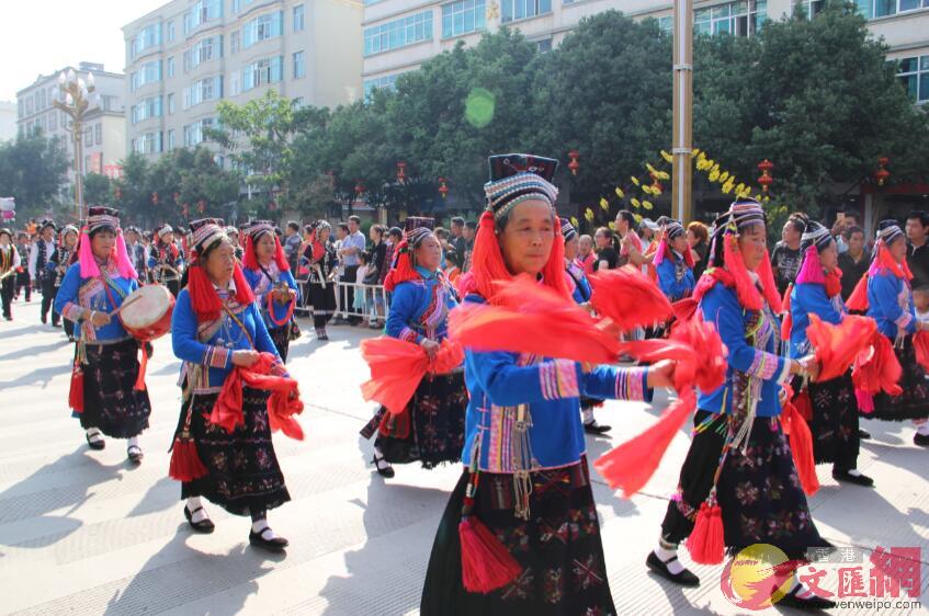 当地民族特色舞蹈欢迎来自世界各地的双胞胎。