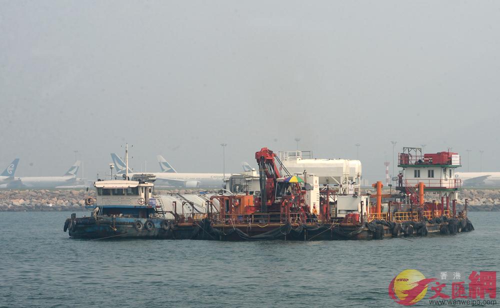 机场跑道对开海面填海，须采用低净空高度钻机\记者林良坚摄