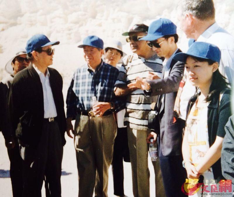 1997年底，中国南非建交前夜，钱其琛一行在曼德拉曾被关押的罗本岛参观。图中左一为钱其琛，右一为笔者。