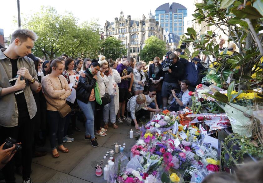 5月22日晚，英國曼徹斯特體育館發生爆炸襲擊，已造成22人死亡、59人受傷。23日，数千人手持鮮花在曼徹斯特市政廳前的艾伯特廣場集會，神情哀痛，悼念恐怖襲擊的遇難者。