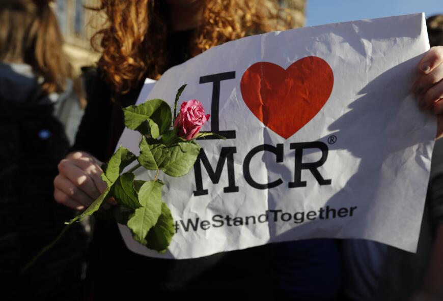 5月22日晚，英國曼徹斯特體育館發生爆炸襲擊，已造成22人死亡、59人受傷。23日，数千人手持鮮花在曼徹斯特市政廳前的艾伯特廣場集會，神情哀痛，悼念恐怖襲擊的遇難者。