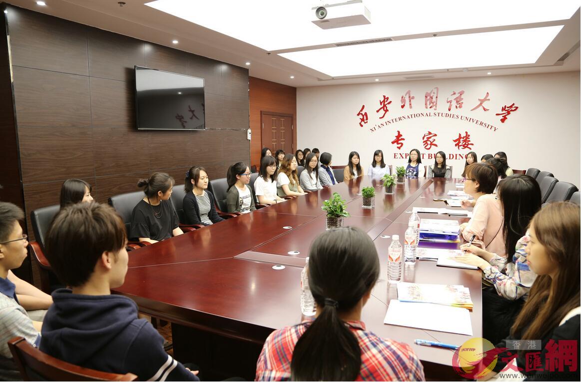 香港特區政府駐陝西聯絡處組織媒體與學生座談。（記者李陽波攝）