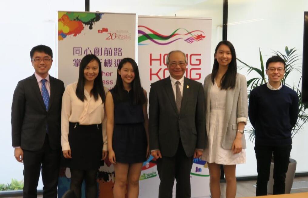 教育局局长吴克俭（右三）23日在伦敦与4名香港卓越奖学金计划得奖学生会面（香港政府新闻处）