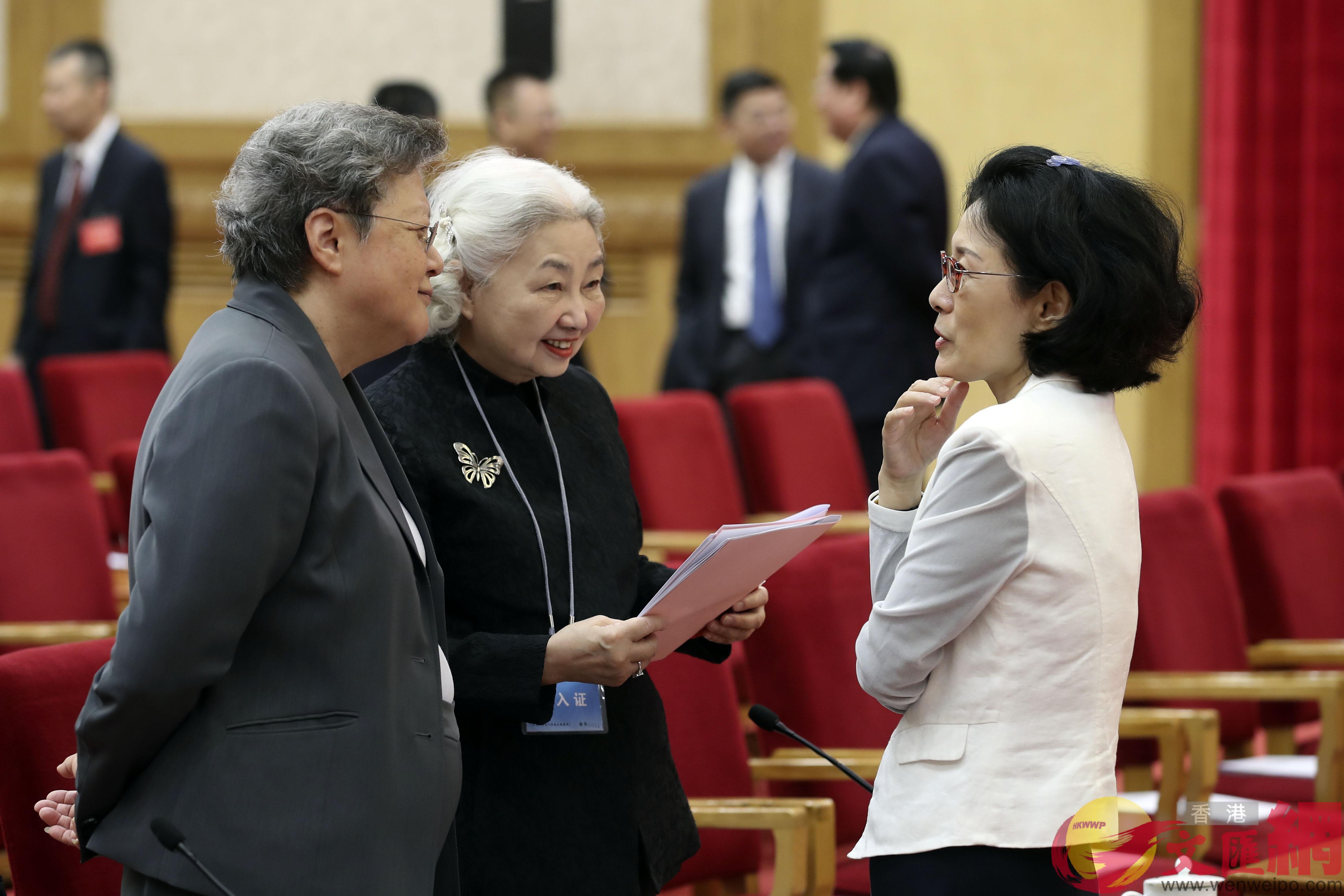 范徐麗泰（左起）、梁愛詩、佟曉玲參加座談會。