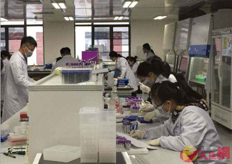 遺傳病院士工作站將建立「中國人群遺傳病數據庫」，圖為其落戶的金域檢驗的實驗室。