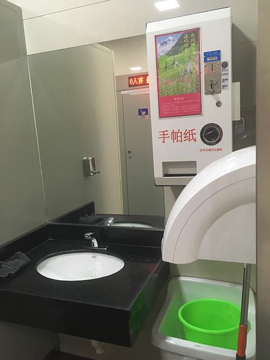 25日，上海市黃浦區大林路93號無性別公廁，內兩組洗手台、烘手機。(澎湃新聞圖)
