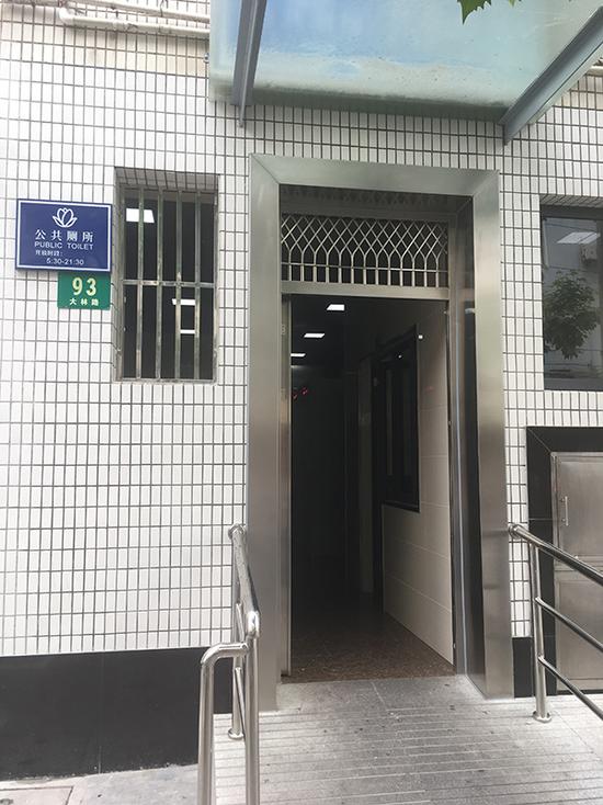 25日，上海市黃浦區大林路93號無性別公廁門口。(澎湃新聞圖)