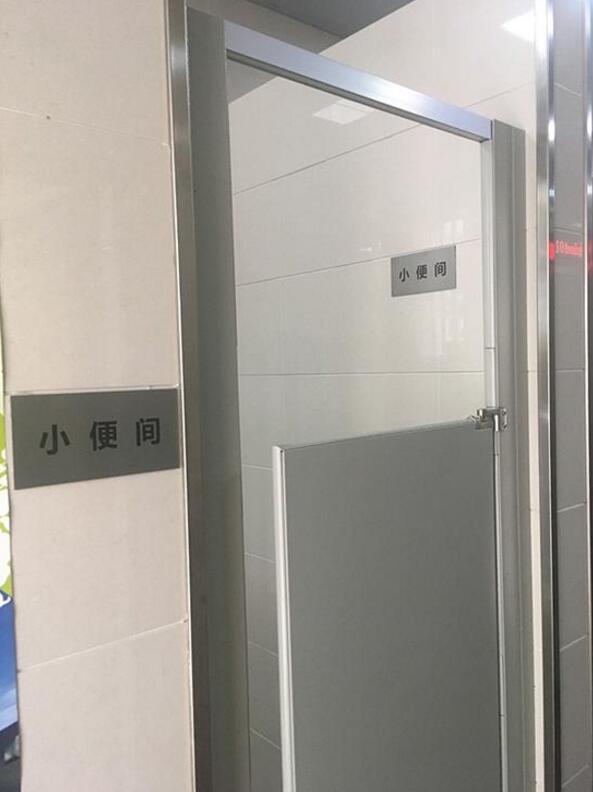 25日，上海市黃浦區大林路93號無性別公廁，門口設有男性小便間。(澎湃新聞圖)