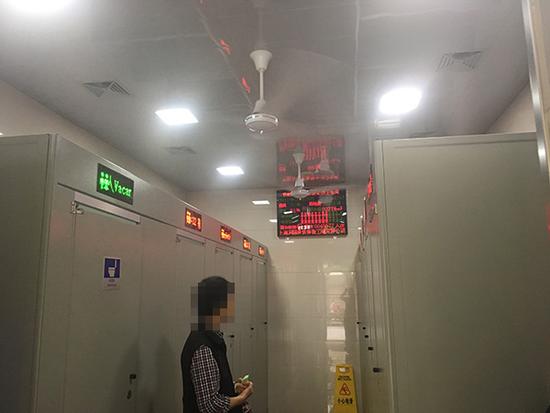 5月25日，上海市黃浦區大林路93號無性別公廁，廁位門顯示「有人」或「無人」。(澎湃新聞圖)
