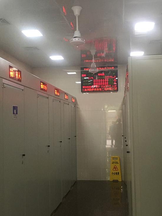 25日，上海市黃浦區大林路93號無性別公廁，男女通廁設有1個坐便8個蹲便。(澎湃新聞圖)