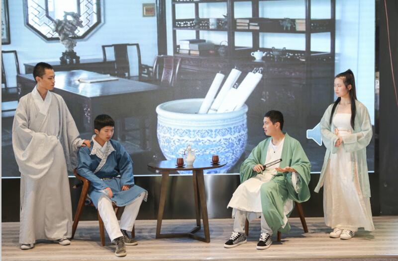 湖南長沙瀟湘漢服社舉辦端午民俗文化活動，身著漢服的青年在表演戲劇(新華社)
