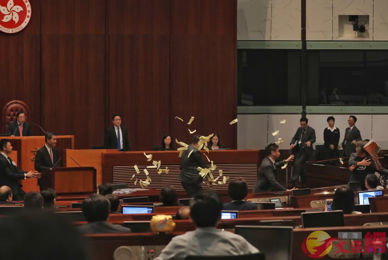 立法會議員梁國雄衝出座位投擲紙張，被逐出會議廳