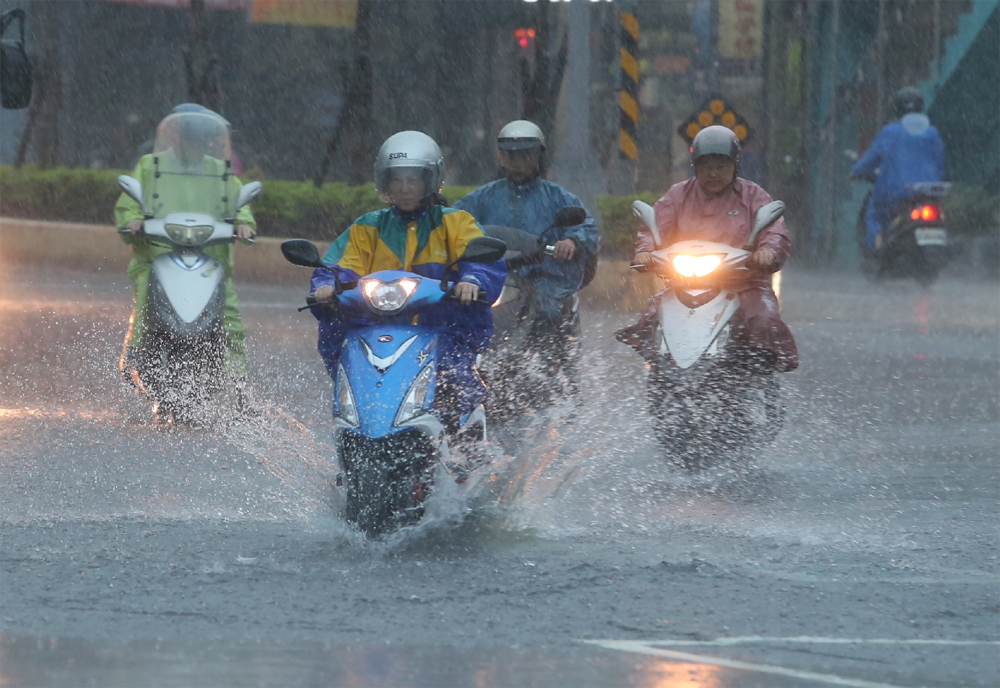 台北降下豪雨，给市民出行带来诸多不便