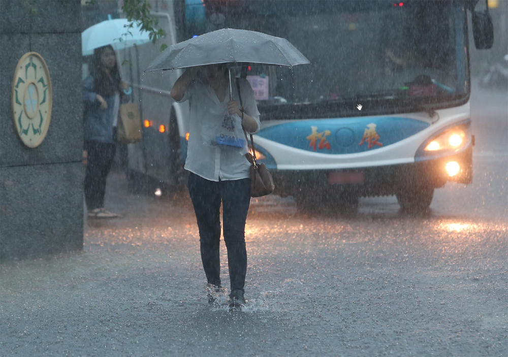 台北降下豪雨，给市民出行带来诸多不便