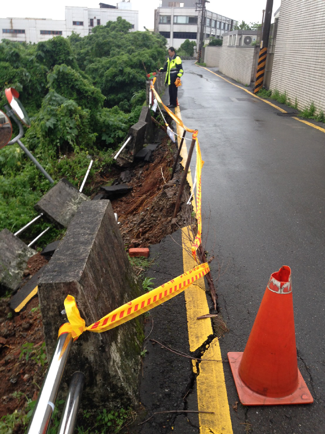 豪雨导致道路旁边坡、路崁土石及护栏滑落