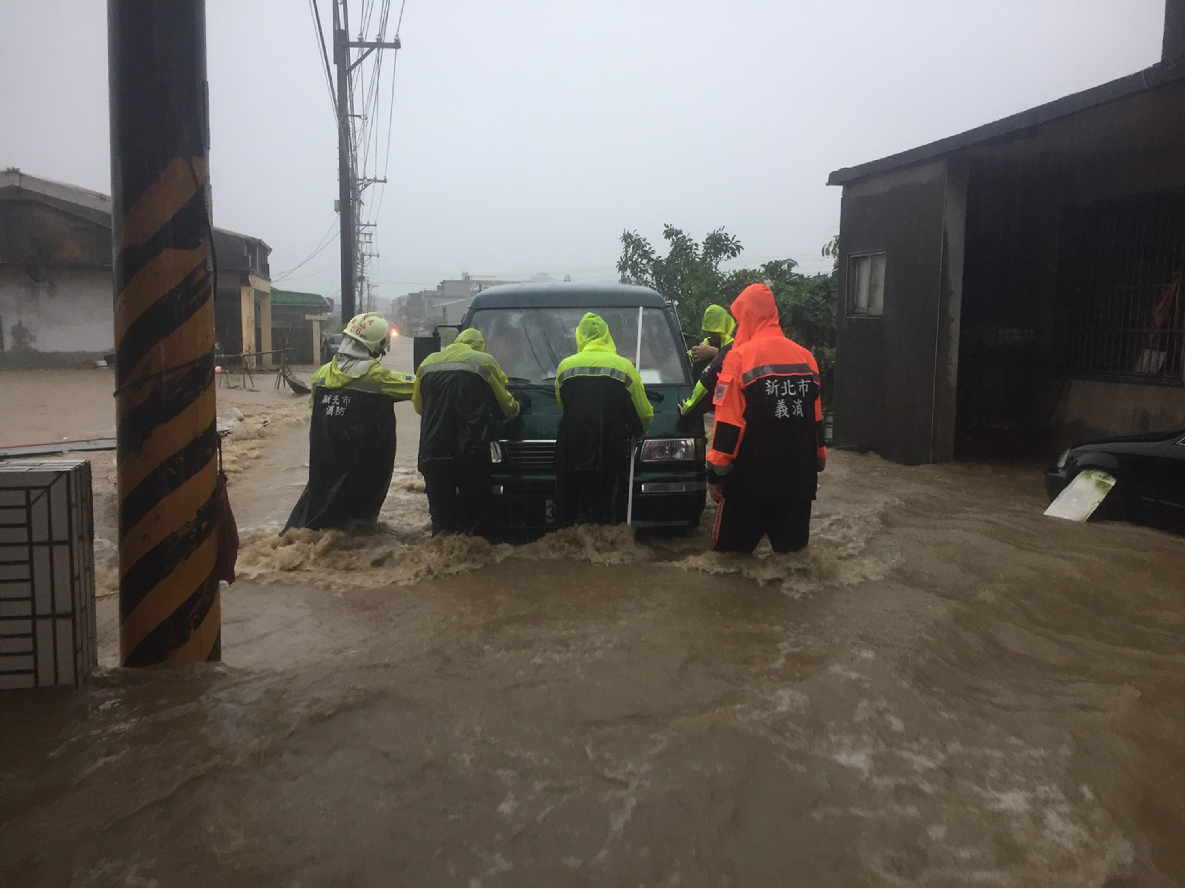 豪雨导致新北市金山区水淹及膝，不少民众家中积水