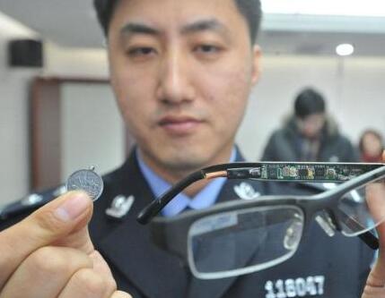 警方查獲的考試作弊器等設備和作弊器械。圖片來源：視覺中國