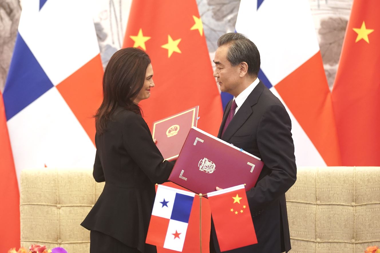中国外交部长王毅与巴拿马副总统兼外长德圣马洛