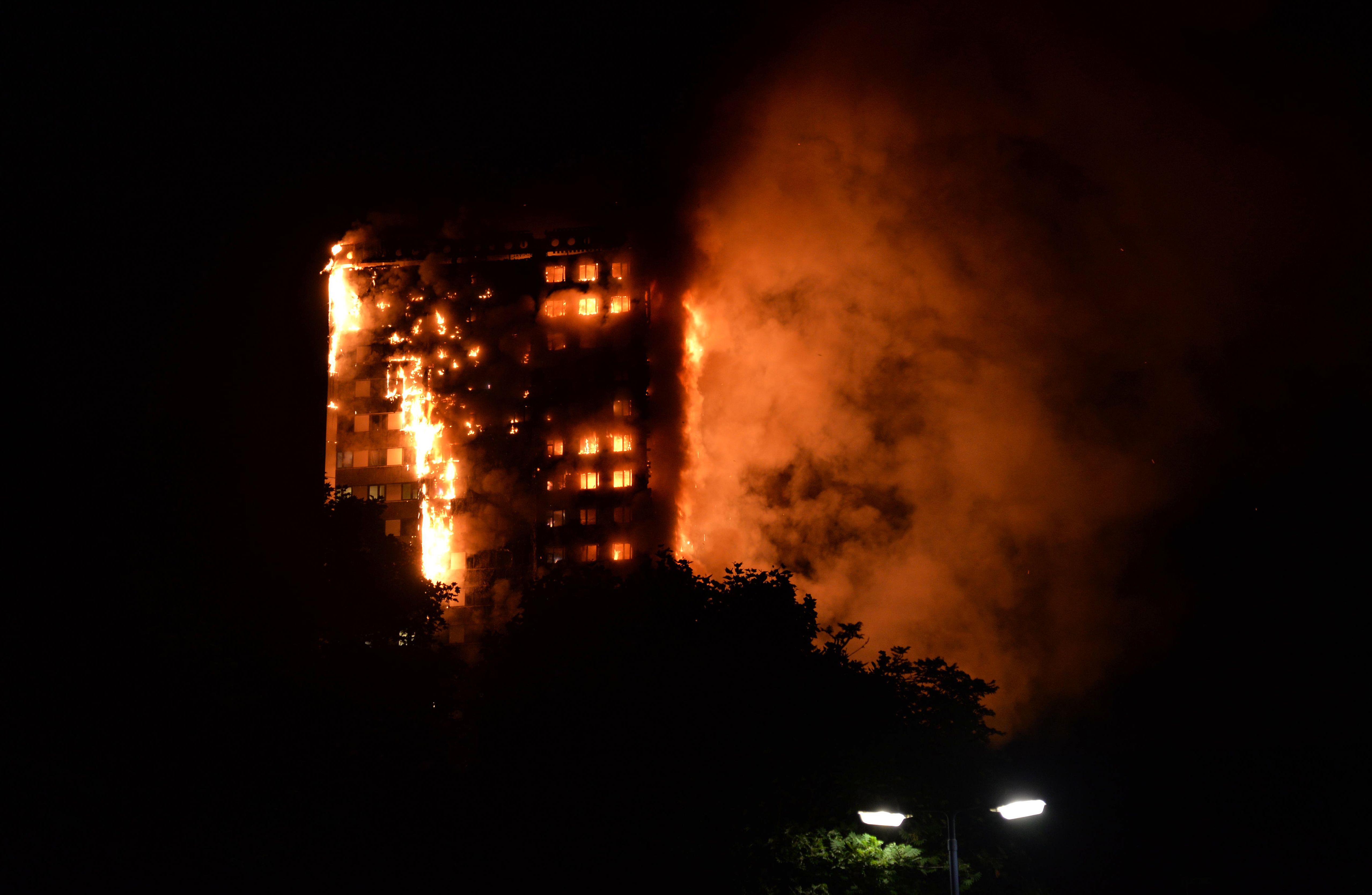 當地時間14日凌晨，倫敦一間公寓大廈發生大火