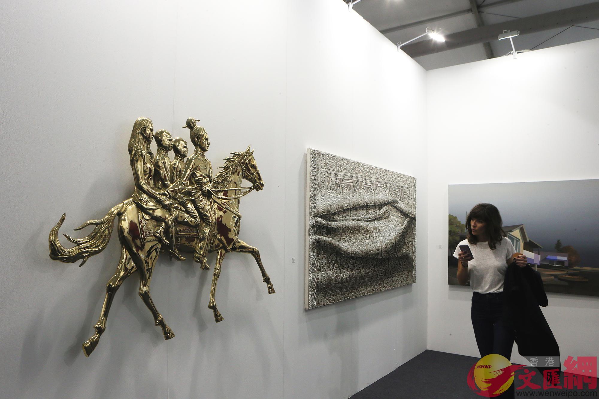 观众在2017年3月举行的香港巴塞尔艺术展上参观