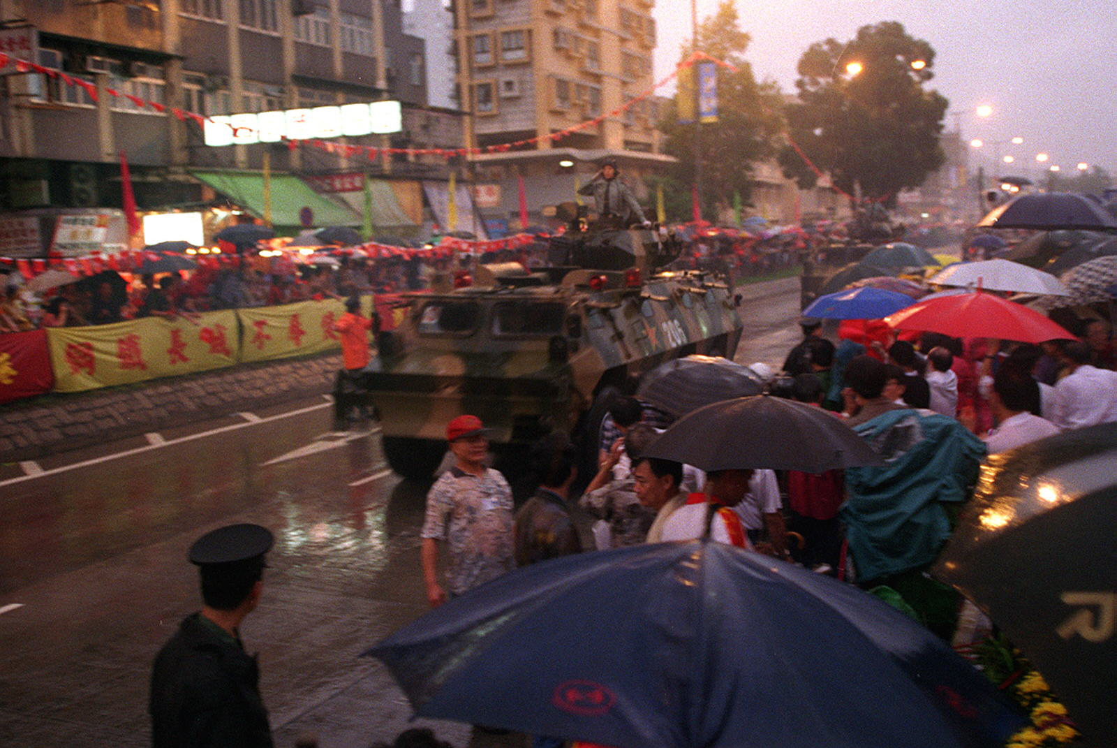 1997年7月1日清晨，解放军驻香港部队进入香港后，新界区各界冒雨欢迎(新华社) 