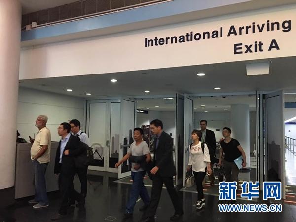  當地時間6月17日，章瑩穎的父親章榮高(左四)在芝加哥總領館副總領事余鵬(左五)陪同下走出機場。新華網