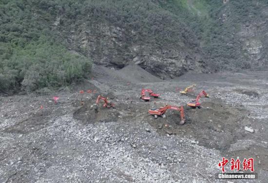 6月25日，航拍四川茂县山体垮塌救援现场。