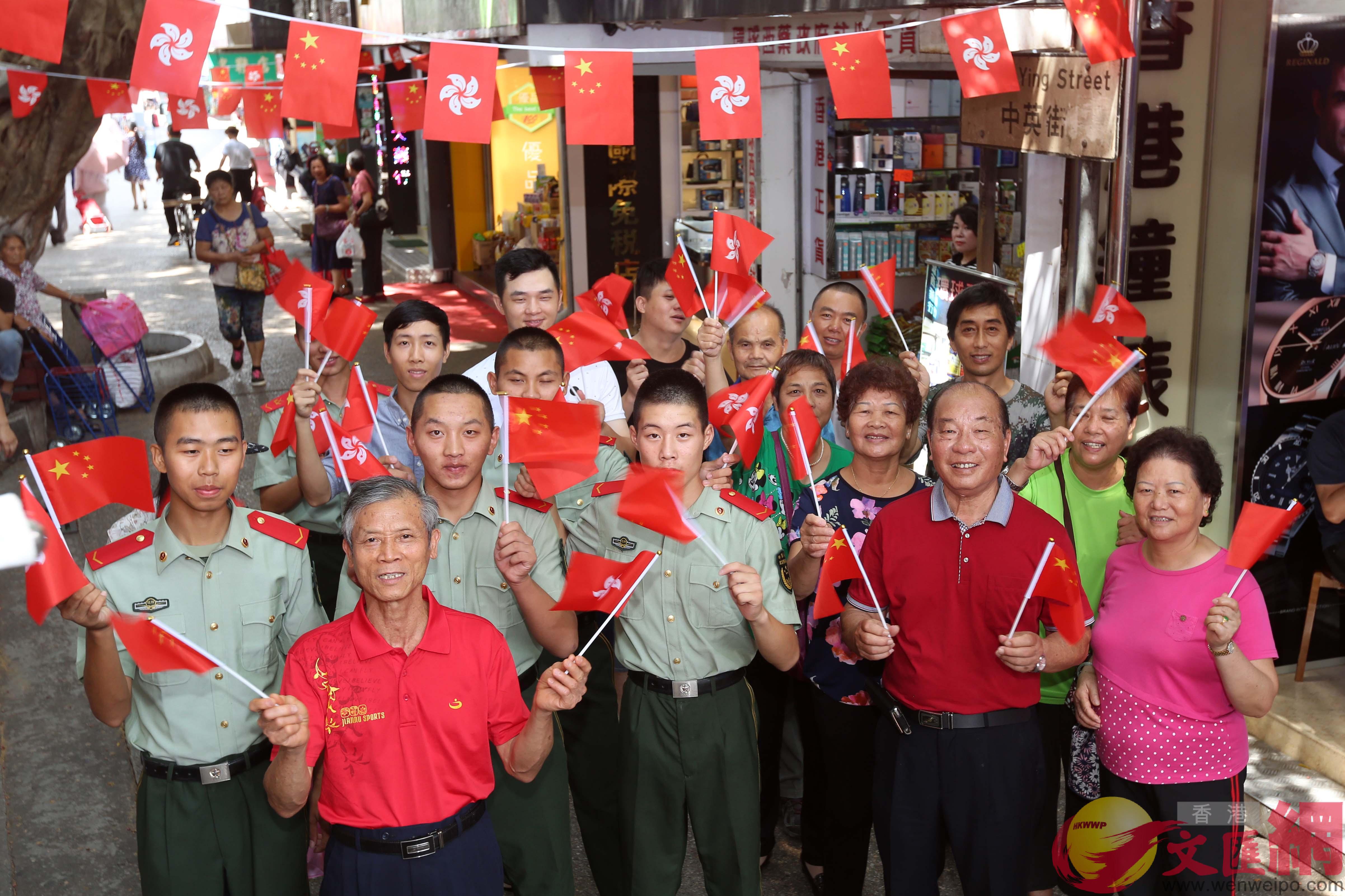 中英街深港軍民懸掛國旗喜迎香港回歸