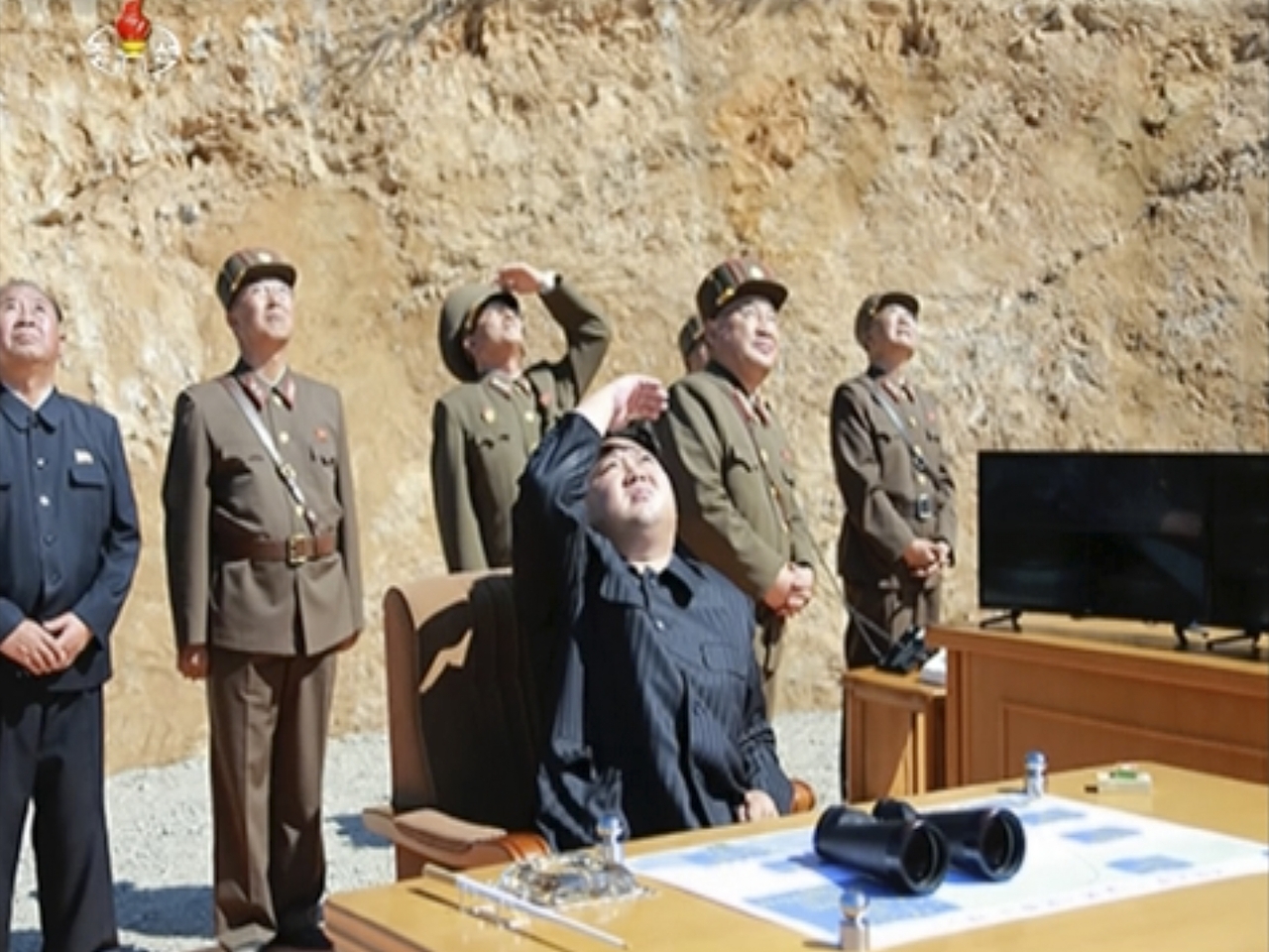 朝鮮領袖金正恩及其他領導，視察試射「火星-14」導彈。（美聯社）