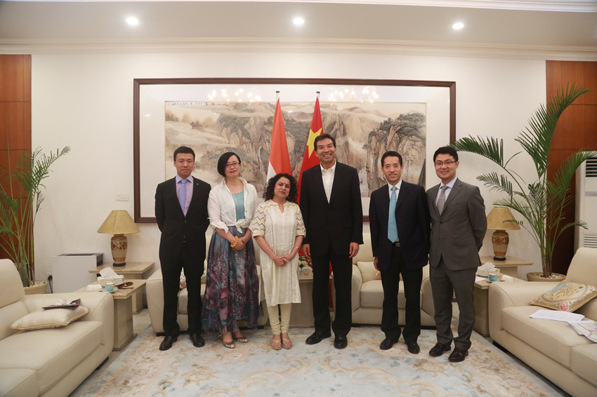 中國駐印度大使羅照輝（右三）接受印度通訊社專訪（中國駐印度大使館網站）