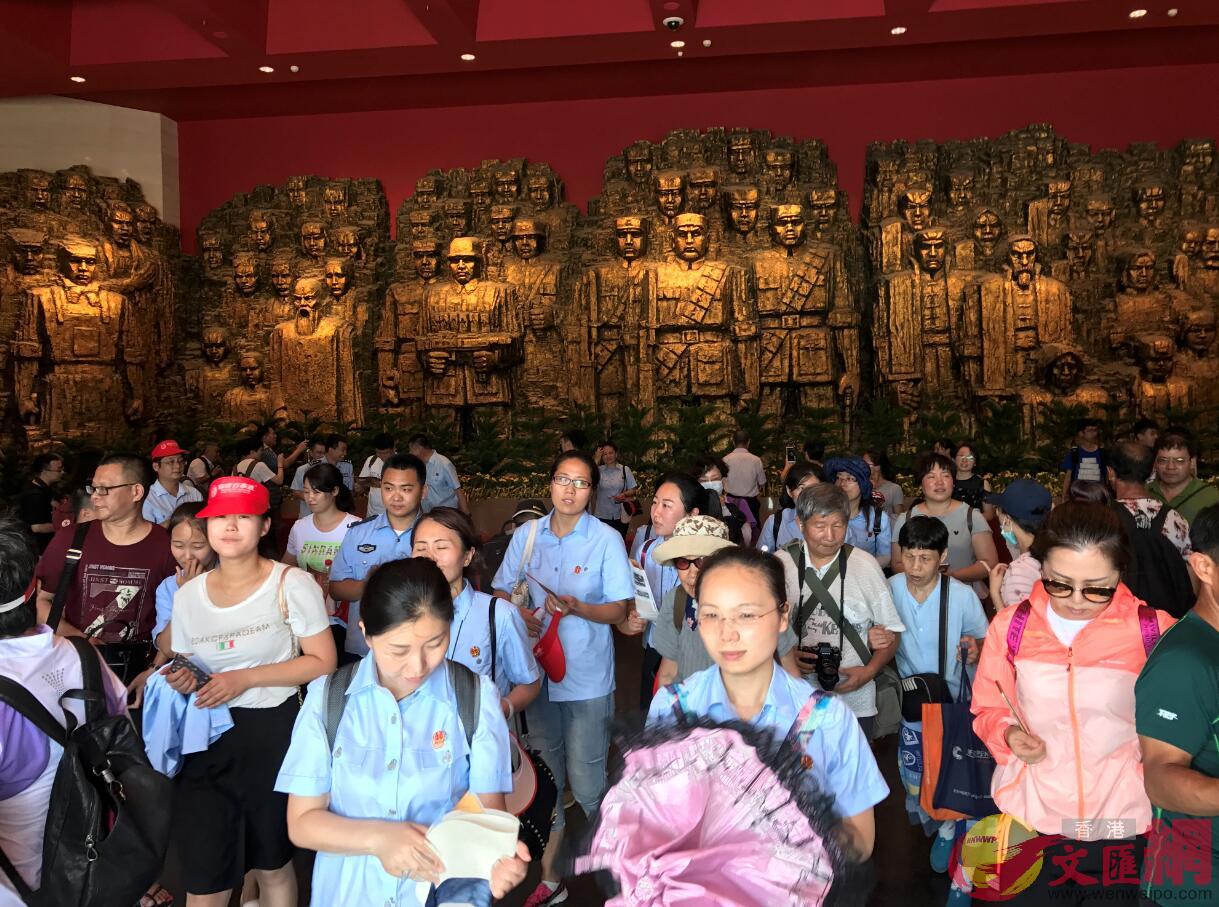 數以千計的市民前往抗戰館參觀 數以千計的市民前往抗戰館參觀
