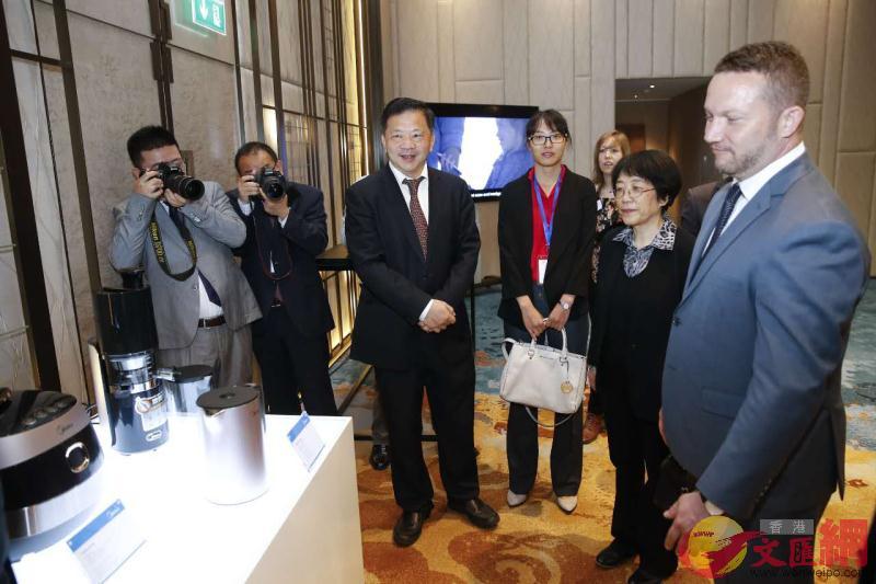 中國駐歐盟使團大使楊燕怡與廣東代表團團長慎海雄、歐洲議會交通委員會副主席烏伊海伊一同參觀美的產品展示。