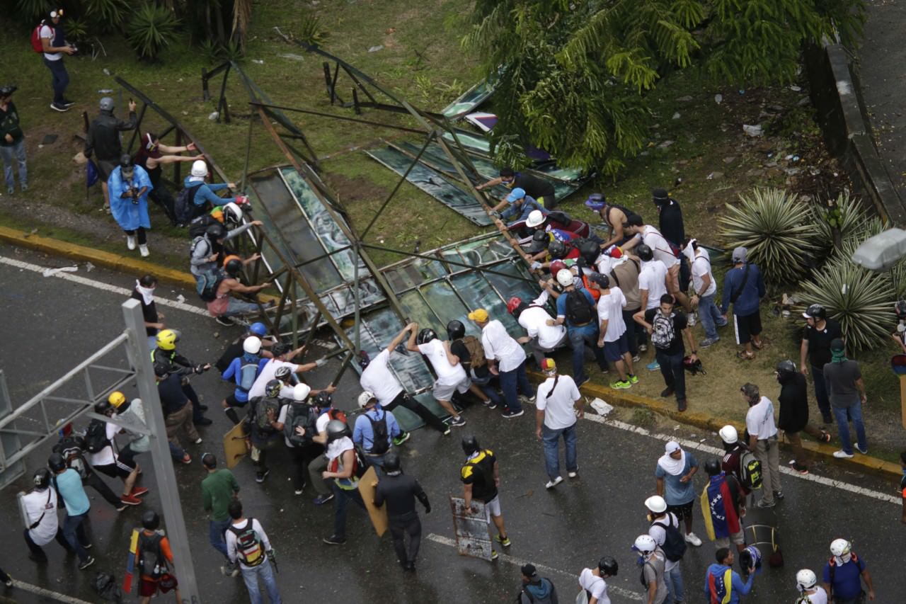 示威者在路上堆積障礙物。（圖片來源：路透社）