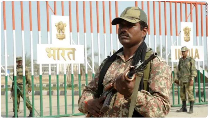 ▲資料圖片：印度邊防士兵在印巴瓦格赫邊境地區執勤。(CNN)