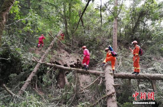 8月12日，中国国际救援队再次深入九寨沟「8.8」地震震中，成功将一名遇难者遗体转运出来。