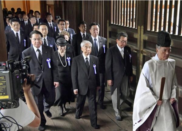 日本一批國會議員到靖國神社參拜。（美聯社）