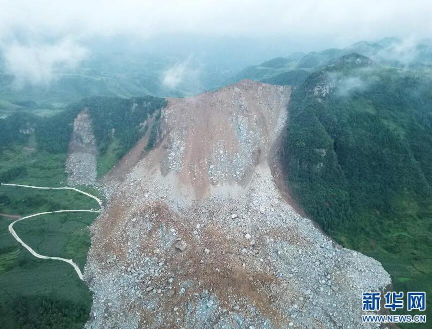 贵州纳雍县张家湾镇山体崩塌救援工作全面展开图片