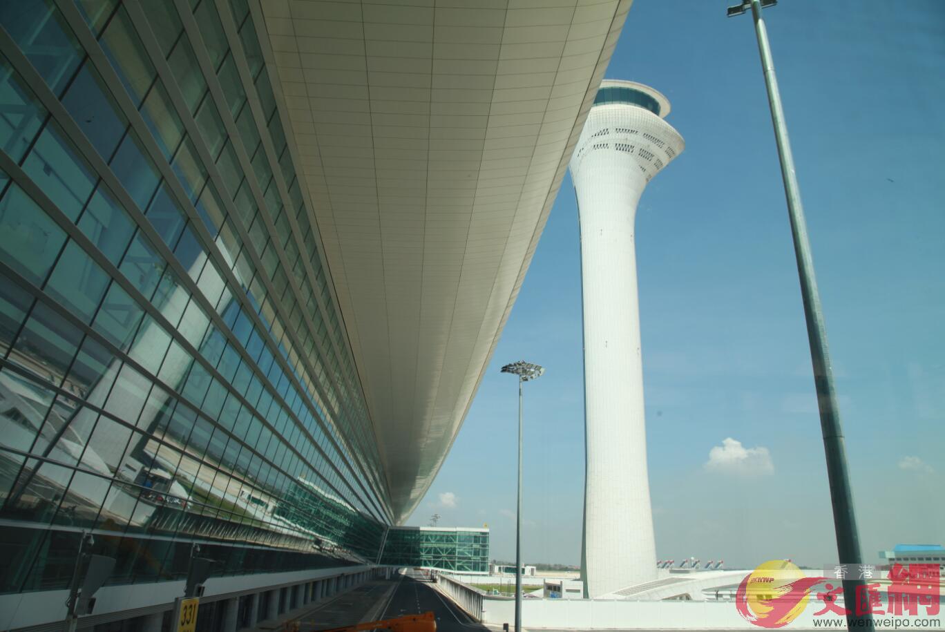 天河機場T3航站樓是中部地區最大的航站樓，圖為航站樓和機場塔台（記者俞鯤攝）