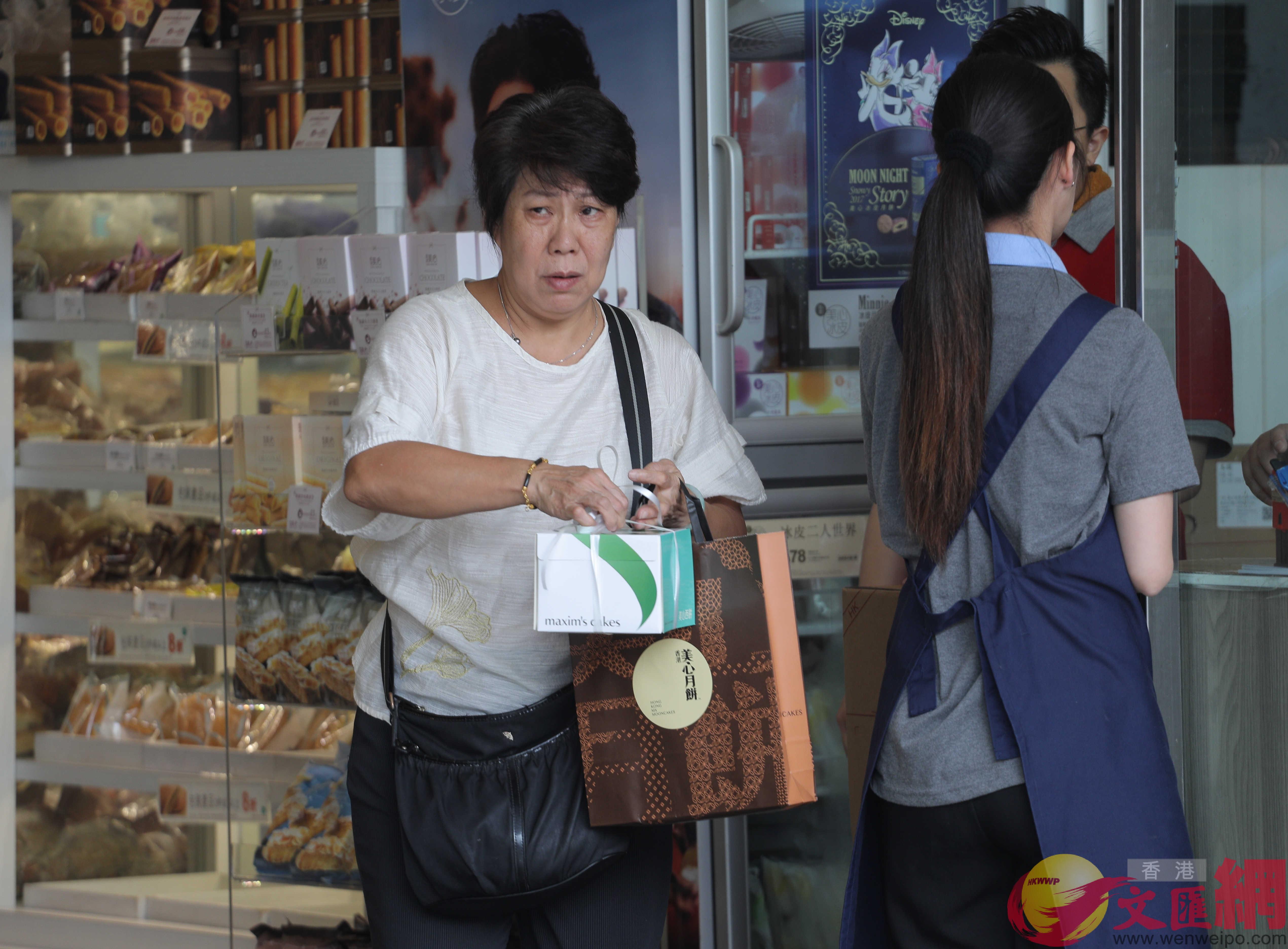 客人在饼店采购