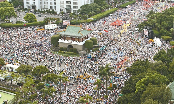 台湾退休军公教人员于2016年9月3日发起「反污名，要尊严」大游行，抗议民进党当局。（资料图）