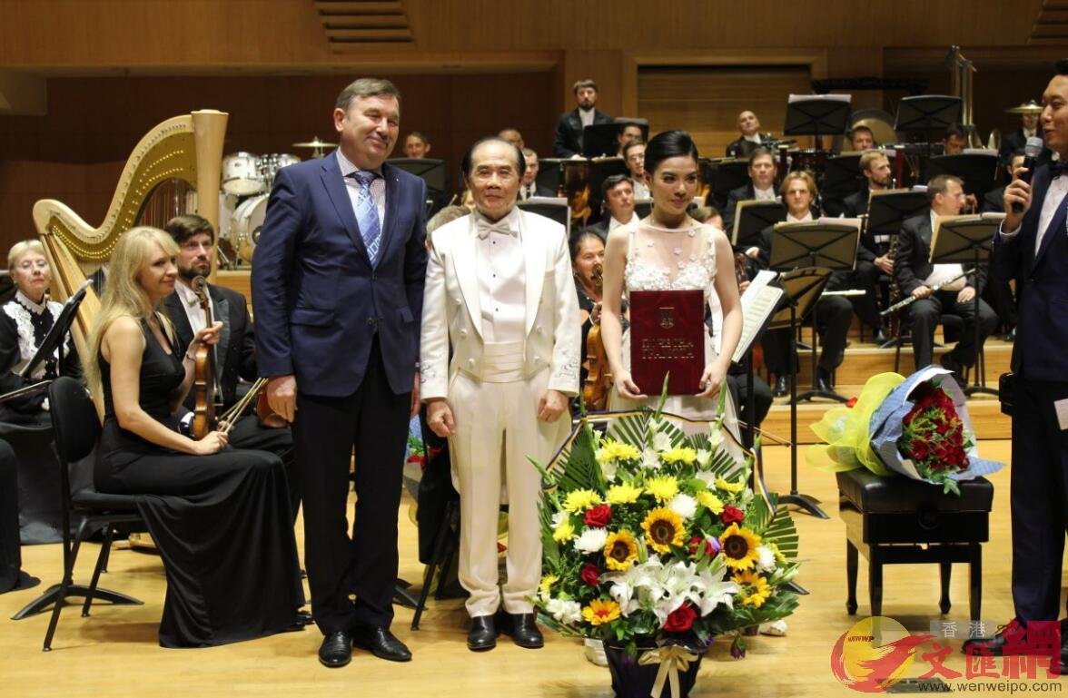 烏克蘭駐中國大使館副大使塔納西丘克為黃子芳、邱天虎頒發了烏克蘭最高音樂大獎。左瑞帥攝